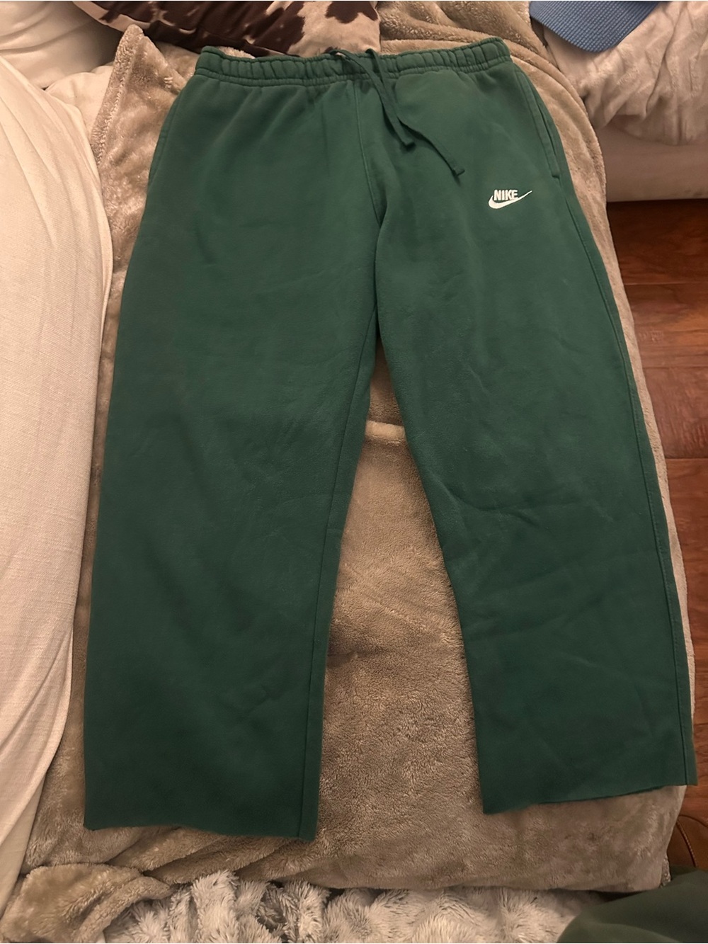 Green nike loose fitting sweatpants